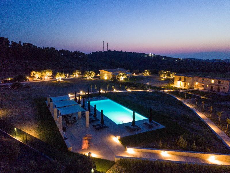 Mint Retreat Suites (Adults Only) Kalandra Bagian luar foto